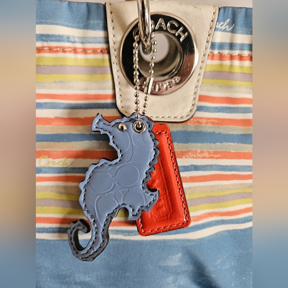 Coach F16624 East West Beach Tote w/Rare Seahorse Charm And Matching Wristlet - Picture 2 of 16